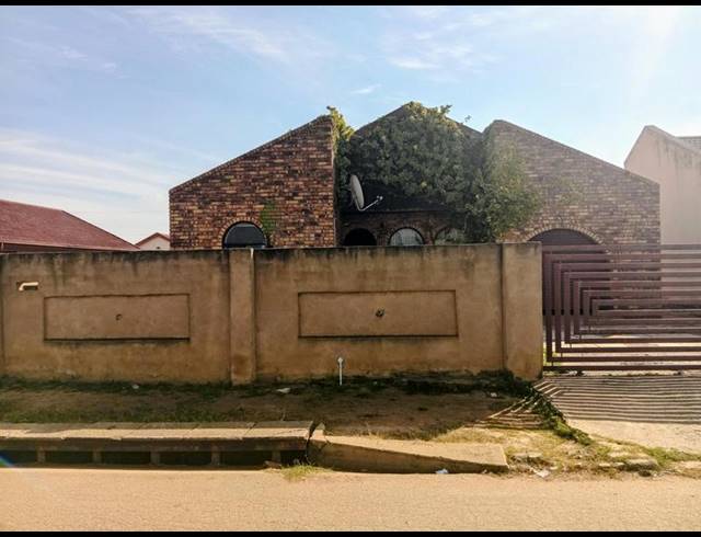 3 BEDROOM HOUSE FOR SALE IN SEBOKENG UNIT 17